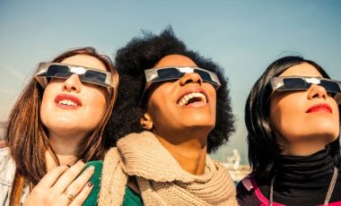 Observation d'une éclipse avec des lunettes adaptées. // Source : Canva
