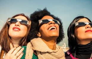 Observation d'une éclipse avec des lunettes adaptées. // Source : Canva Observation d'une éclipse avec des lunettes adaptées. // Source : Canva