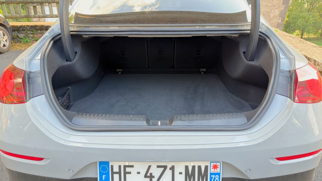 La Mercedes CLA à l'essai. // Source : Robin San Vicente pour Numerama La Mercedes CLA à l'essai. // Source : Robin San Vicente pour Numerama