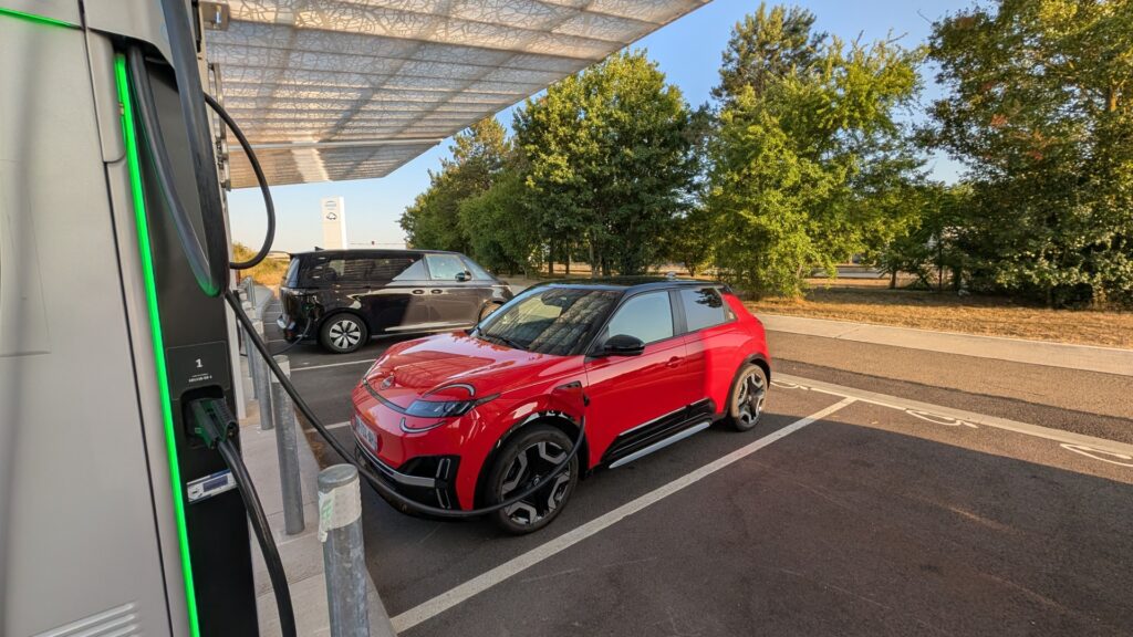 Nissan Micra en pause recharge chez Engie Vianeo // Source : Raphaelle Baut pour Numerama