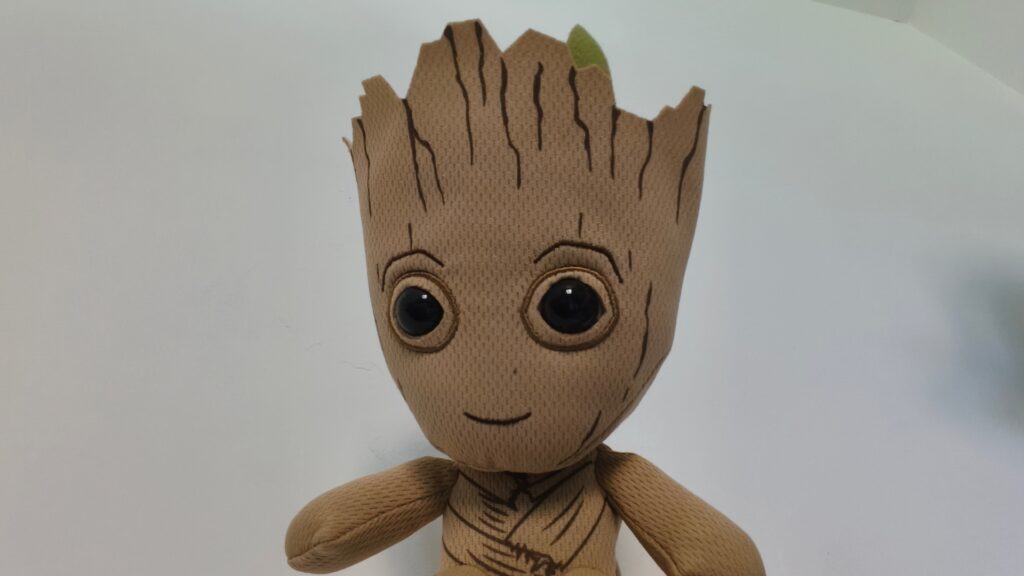 Mini Groot en selfie avec le Realme 16 Pro