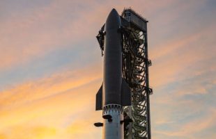 Starship. // Source : Via W @SpaceX (photo recadrée) Starship. // Source : Via W @SpaceX (photo recadrée)