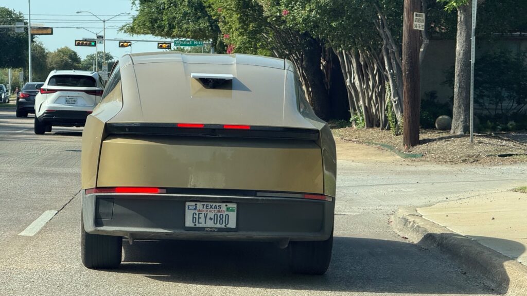 Tesla Cybercab lors des premiers tests d'antenne Starlink // Source : @DatHandsomeJerk sur X Tesla Cybercab lors des premiers tests d'antenne Starlink // Source : @DatHandsomeJerk sur X