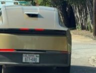 Tesla Cybercab lors des premiers tests d'antenne Starlink // Source : @DatHandsomeJerk sur X Tesla Cybercab lors des premiers tests d'antenne Starlink // Source : @DatHandsomeJerk sur X