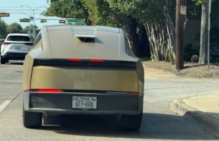 Tesla Cybercab lors des premiers tests d'antenne Starlink // Source : @DatHandsomeJerk sur X Tesla Cybercab lors des premiers tests d'antenne Starlink // Source : @DatHandsomeJerk sur X