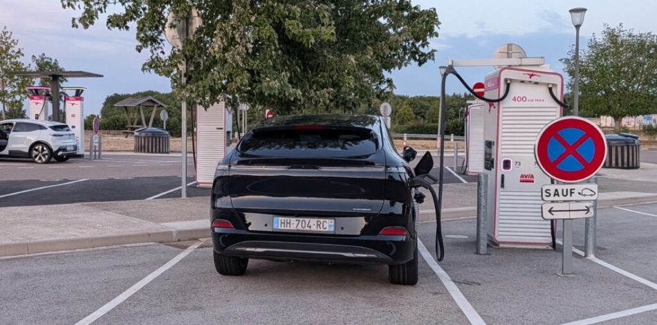 Xpeng G6 en recharge sur autoroute chez Ionity // Source : Raphaelle Baut pour Numerama