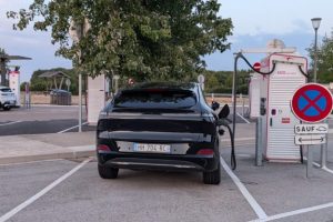 Xpeng G6 en recharge sur autoroute chez Ionity // Source : Raphaelle Baut pour Numerama