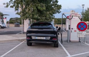 Xpeng G6 en recharge sur autoroute chez Ionity // Source : Raphaelle Baut pour Numerama
