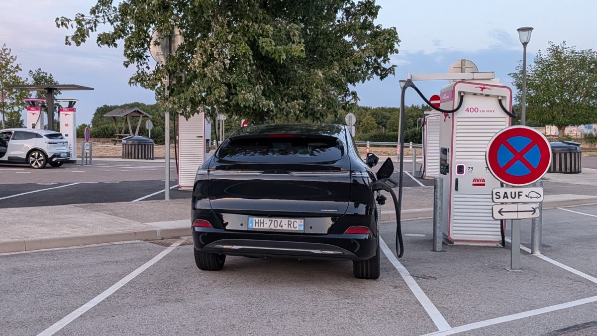 Xpeng G6 en recharge sur autoroute chez Ionity // Source : Raphaelle Baut pour Numerama