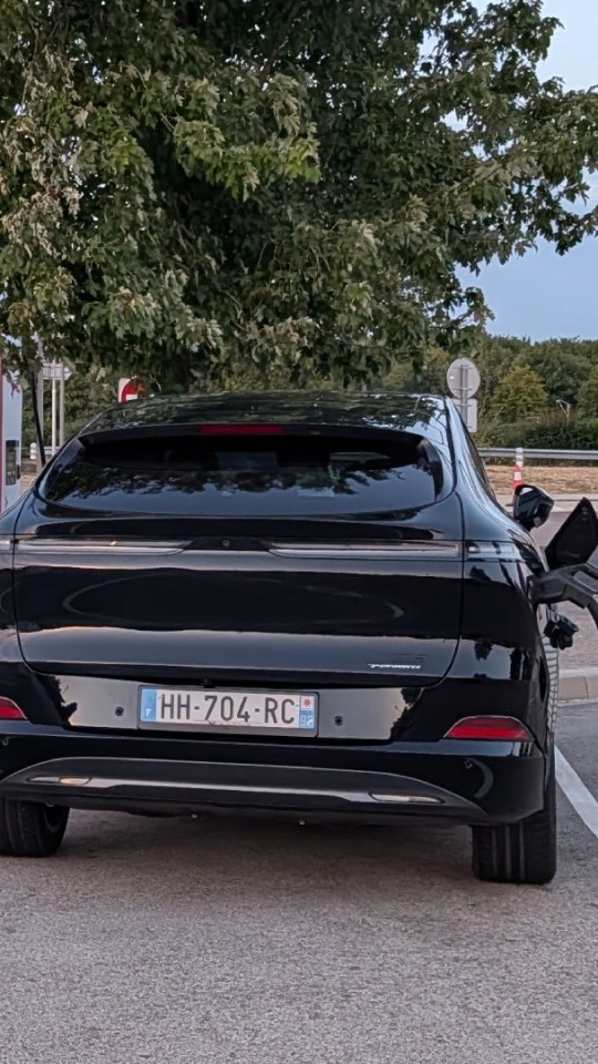 Xpeng G6 en recharge sur autoroute chez Ionity // Source : Raphaelle Baut pour Numerama