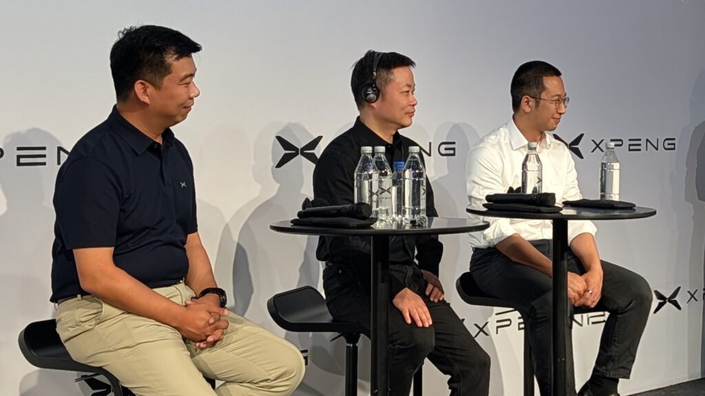 Table ronde avec He Xiaopeng (au centre), fondateur de Xpeng // Source : Raphaelle Baut pour Numerama