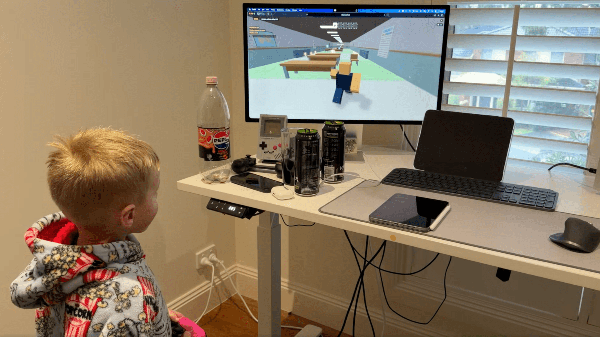 Un père a vibe-codé un clone de Roblox pour protéger son fils des inconnus // Source : @adamlyttleapps
