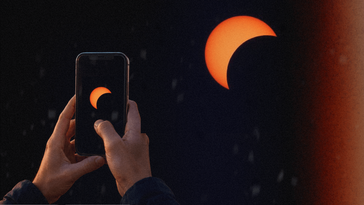 Éclipse du 12 août : photographier le Soleil peut-il endommager votre smartphone ? // Source : Numerama / NASA Éclipse du 12 août : photographier le Soleil peut-il endommager votre smartphone ? // Source : Numerama / NASA