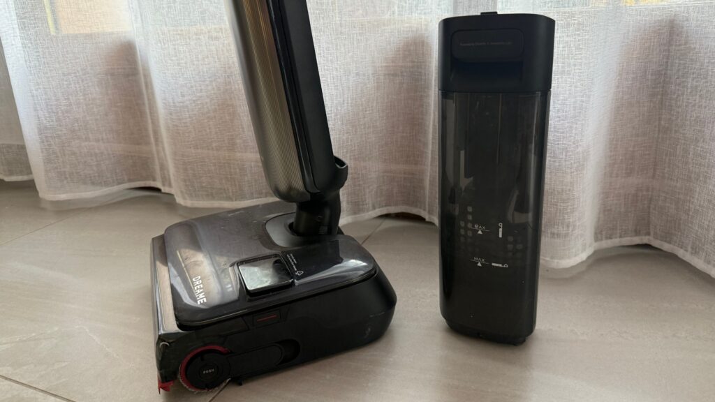 Le dreame T16 Pro Heat et son réservoir d'eau sale // Source : Numerama Le dreame T16 Pro Heat et son réservoir d'eau sale // Source : Numerama