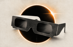 Eclipse du 12 aout où trouvez des lunettes au dernier moment // Source : Montage Numerama Eclipse du 12 aout où trouvez des lunettes au dernier moment // Source : Montage Numerama