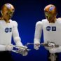 Deux exemplaires de Robonaut. Source : Nasa