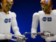 Deux exemplaires de Robonaut. Source : Nasa Deux exemplaires de Robonaut. Source : Nasa