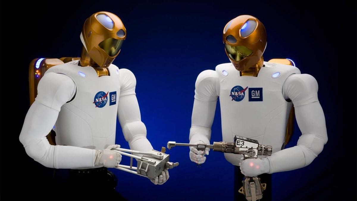 Deux exemplaires de Robonaut