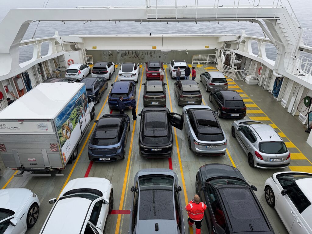Même les bacs pour passer d'une rive à l'autre sont 100 % électriques en Norvège. // Source : Robin San Vicente pour Numerama Même les bacs pour passer d'une rive à l'autre sont 100 % électriques en Norvège. // Source : Robin San Vicente pour Numerama