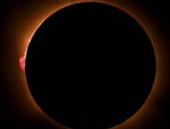 L'éclipse et la protubérance solaire. Source : Capture vidéo Numerama L'éclipse et la protubérance solaire. Source : Capture vidéo Numerama