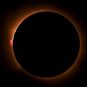 L'éclipse et la protubérance solaire. Source : Capture vidéo Numerama L'éclipse et la protubérance solaire. Source : Capture vidéo Numerama