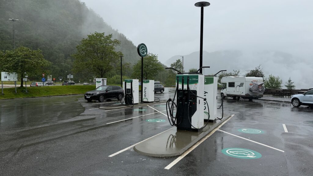 Une station de recharge en Norvège. // Source : Robin San Vicente pour Numerama Une station de recharge en Norvège. // Source : Robin San Vicente pour Numerama