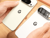 Le Pixel 10 Pro à gauche, le Pixel 11 Pro à droite. Le module caméra est 100 % noir. Le Pixel 10 Pro à gauche, le Pixel 11 Pro à droite. Le module caméra est 100 % noir.