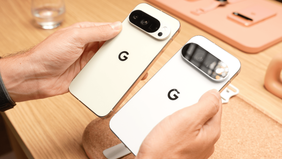 Le Pixel 10 Pro à gauche, le Pixel 11 Pro à droite. Le module caméra est 100 % noir. Le Pixel 10 Pro à gauche, le Pixel 11 Pro à droite. Le module caméra est 100 % noir.