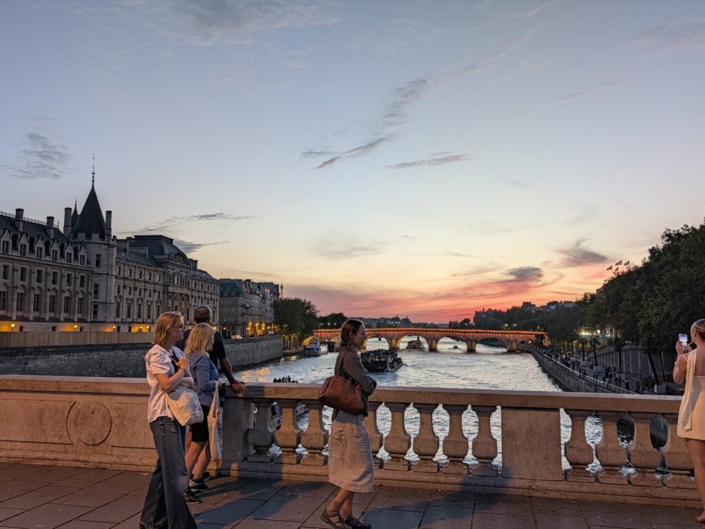 La gestion des couleurs est remarquable pour un coucher de soleil. La nuit commençait à tomber, le Pixel 11 Pro fait une photo magnifique. La gestion des couleurs est remarquable pour un coucher de soleil. La nuit commençait à tomber, le Pixel 11 Pro fait une photo magnifique.