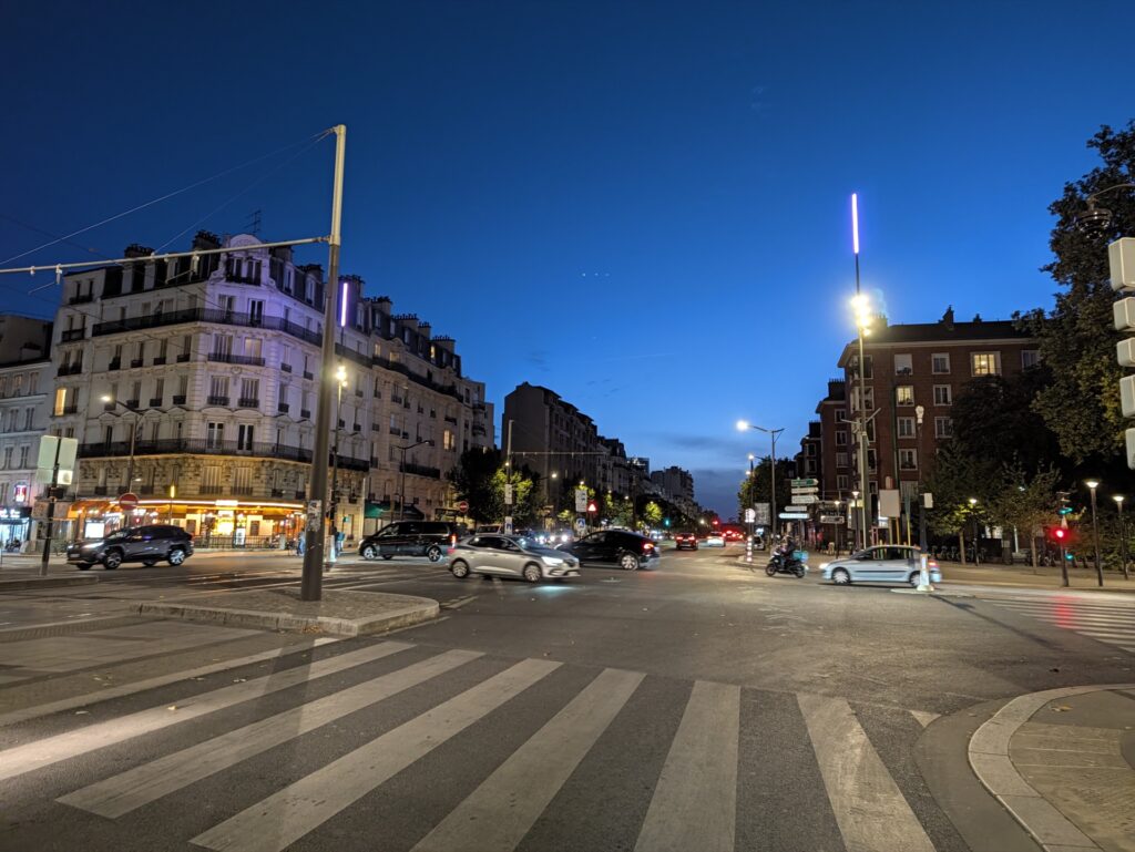 Cette photo a été réalisée dans la nuit mais Google rend tout plus lumineux. On voit quand même que les voitures sont floues à cause de la capture longue qui n'est pas parfaite. Cette photo a été réalisée dans la nuit mais Google rend tout plus lumineux. On voit quand même que les voitures sont floues à cause de la capture longue qui n'est pas parfaite.