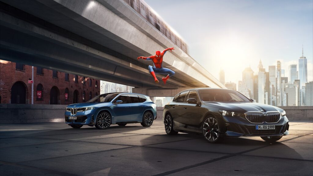 Les BMW iX3 et i5 font partie du film Spider-Man: Brand New Day. // Source : BMW Les BMW iX3 et i5 font partie du film Spider-Man: Brand New Day. // Source : BMW