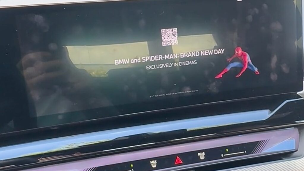 La pub pour Spider-Man dans une BMW i5. // Source : Milanista58 via Reddit La pub pour Spider-Man dans une BMW i5. // Source : Milanista58 via Reddit
