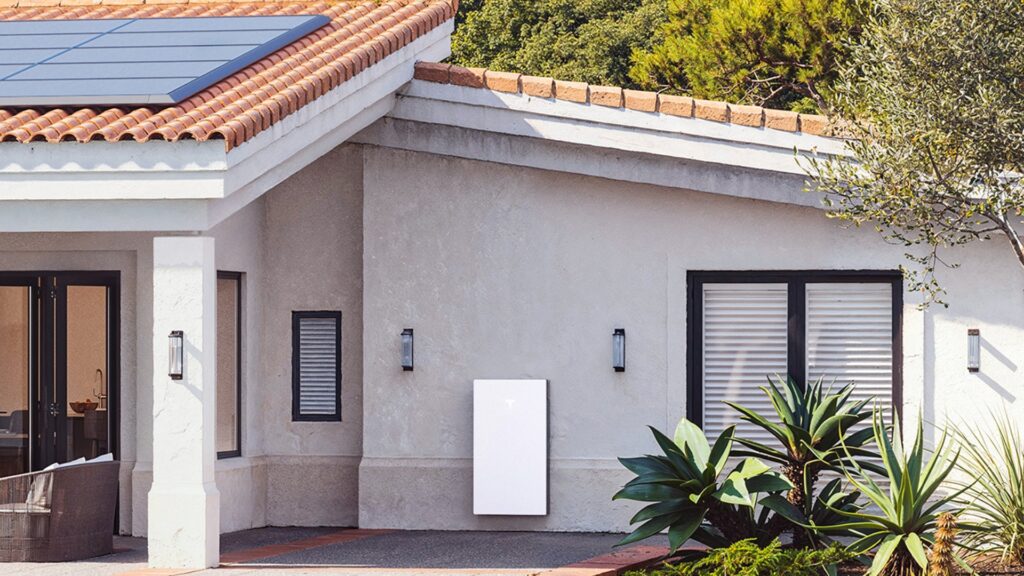 Panneaux solaires Tesla et Powerwall // Source : Tesla Panneaux solaires Tesla et Powerwall // Source : Tesla