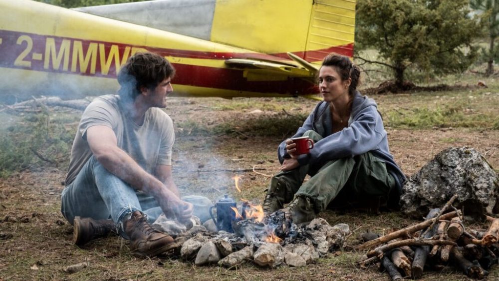 (L-R) Jacob Elordi as Hig and Margaret Qualley as Cima in 20th Century Studios' THE DOG STARS. Photo by Fabio Lovino. © 2026 20th Century Studios. All Rights Reserved.
