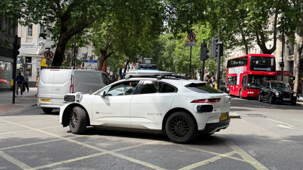 Les robotaxis Waymo en phase de test à Londres // Source : Elliot Garreffa sur X Les robotaxis Waymo en phase de test à Londres // Source : Elliot Garreffa sur X